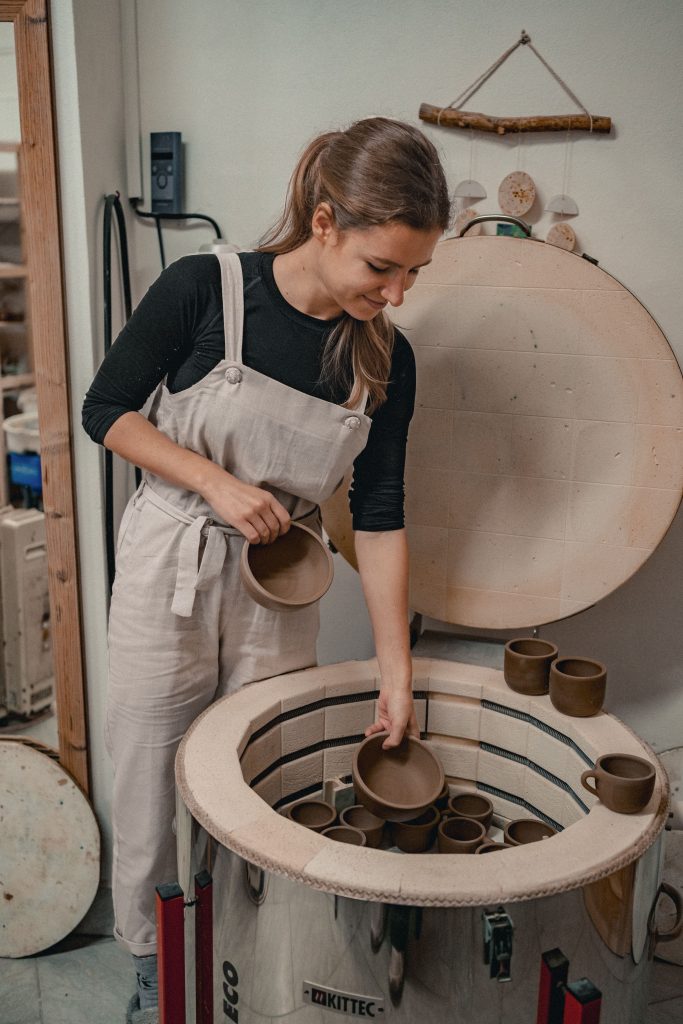 Marie Skuhravá při vypalování keramiky