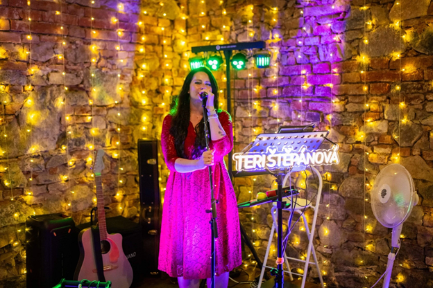 Teri Štěpánová vystupuje na jedné z mnoha akcí.