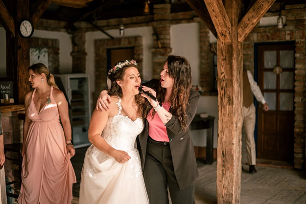 Teri zpívá na svatbě společně s nevěstou.