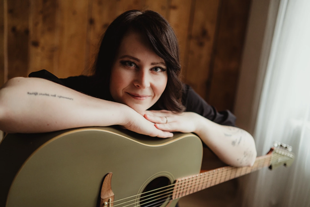 Teri aktivně hraje na více než 4 hudební nástroje. 