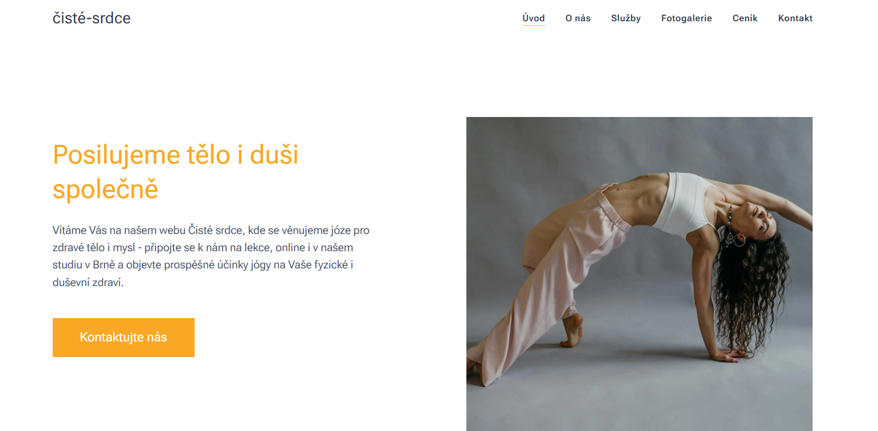 Obrázek úvodní stránky webu jógového studia vygenerovaného pomocí AI s možností úprav